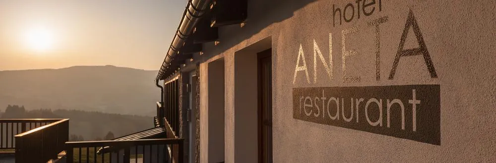 Západ slunce na horizontu Hotelu Aneta