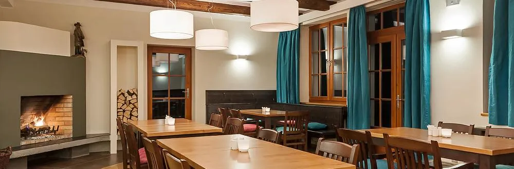 Restaurace Hotelu Aneta s pohledem na krb